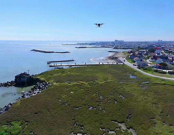沿海小镇无人机航拍全景
