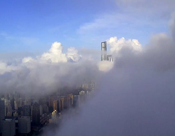 无人机穿云镜头