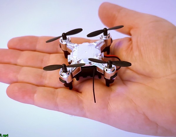 手掌上的微型无人机展示