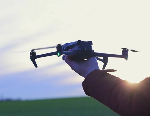 无人机从手中起飞