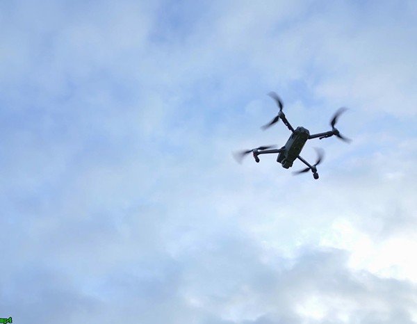 飞行的无人机飞过田野